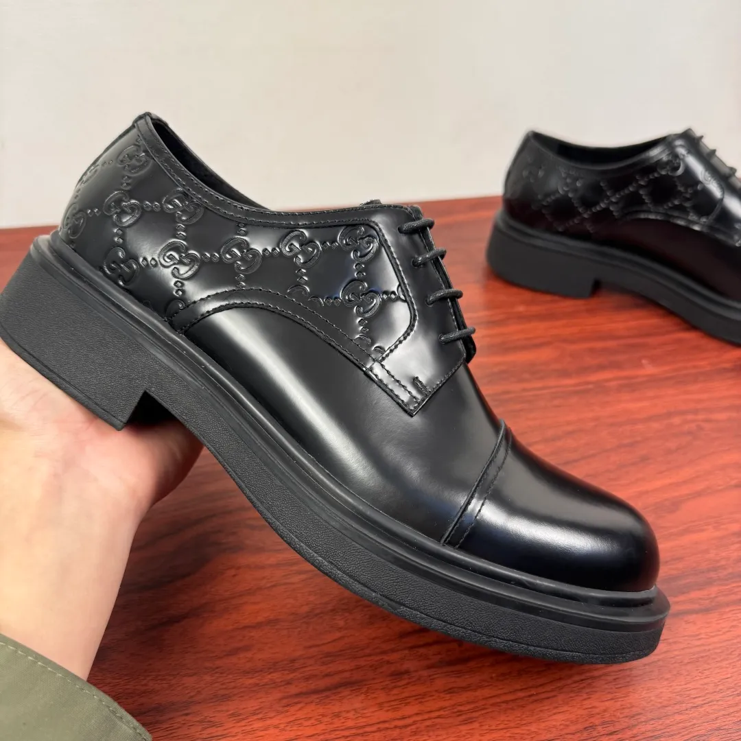 Batch 780 Gucci/Gucci new men's lace-up shoes with GG details, glossy cow leather derby shoes! Rooted in the brand's heritage, these men's lace-up shoes are crafted from premium open-edge beaded calf leather and feature GG-print embossed suede details in homage to Gucci's iconic monogram. The rubber sole decorated with GG pattern adds a touch of modern fashion to this design. Typical three-joint style design. European and American classic version, full calfskin lining. The overall upper texture is soft and the lining is comfortable and breathable. 2CM thickened soft rubber sole, easy to control. Versatile and stylish upper foot, multiple colors available to meet different matching needs, complete package! Size: 39-40-41-42-43-44 leather shoe size (38.45.46 can be customized) Item number: 7826Z open edge beads black